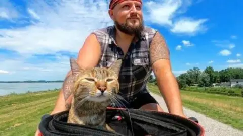Lone Traveler’s World Tour Deepened by a Scottish Cat’s Company