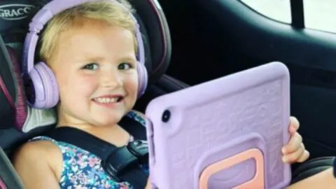 The Debate Among Parents: Is It Right to Let Kids Use Social Networks Early?