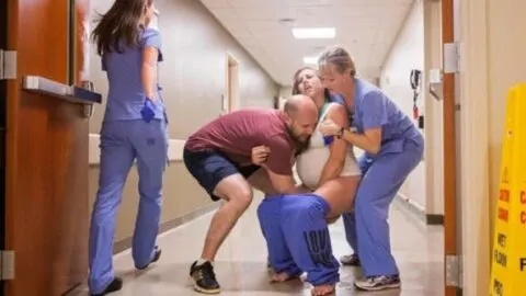 Unforgettable Moment: The Extraordinary Birth on the Hospital Floor That Shocked and Amazed Countless Individuals