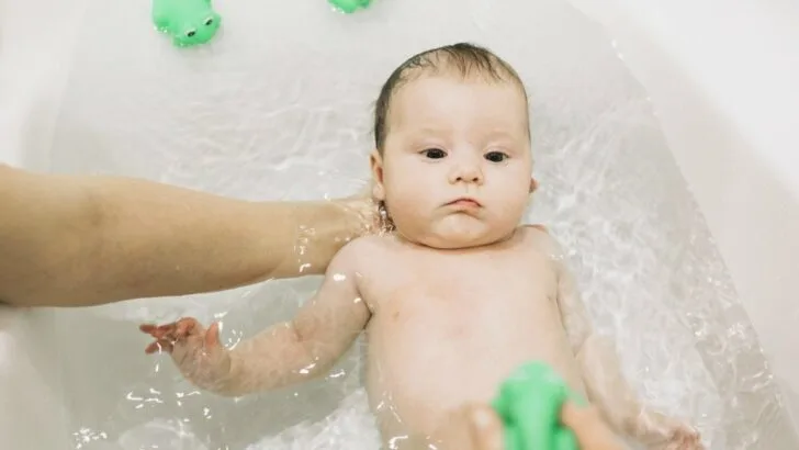 Viral Sensation: Charming Baby Bath Moments Captivate Online Audience, Garnering Millions of Views