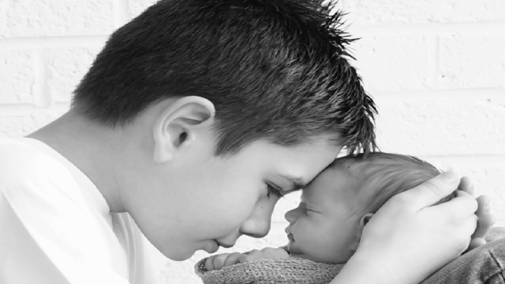 Mother writer letter to her Oldest Child: “Thank You Letter for All the Times You Helped Your Little Brother” 