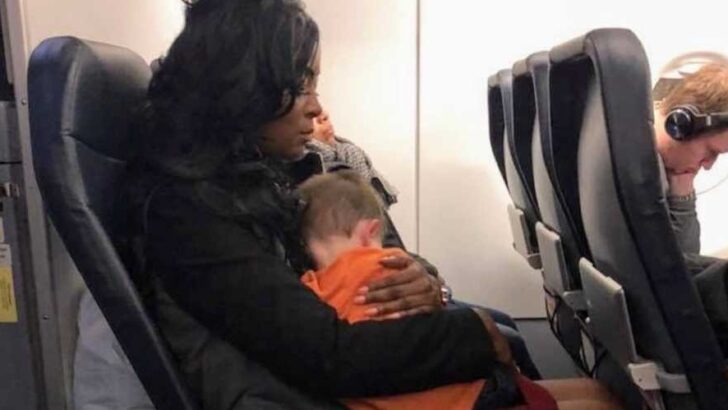 “You Look Like You Need a Break”—Mom Traveling Alone with Two Kids Overwhelmed Until 3 Strangers Step In and Save the Day